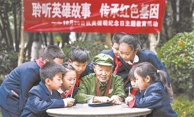 圖為89歲的抗美援朝老兵楊克美在向孩子們講述英雄故事。徐偉攝