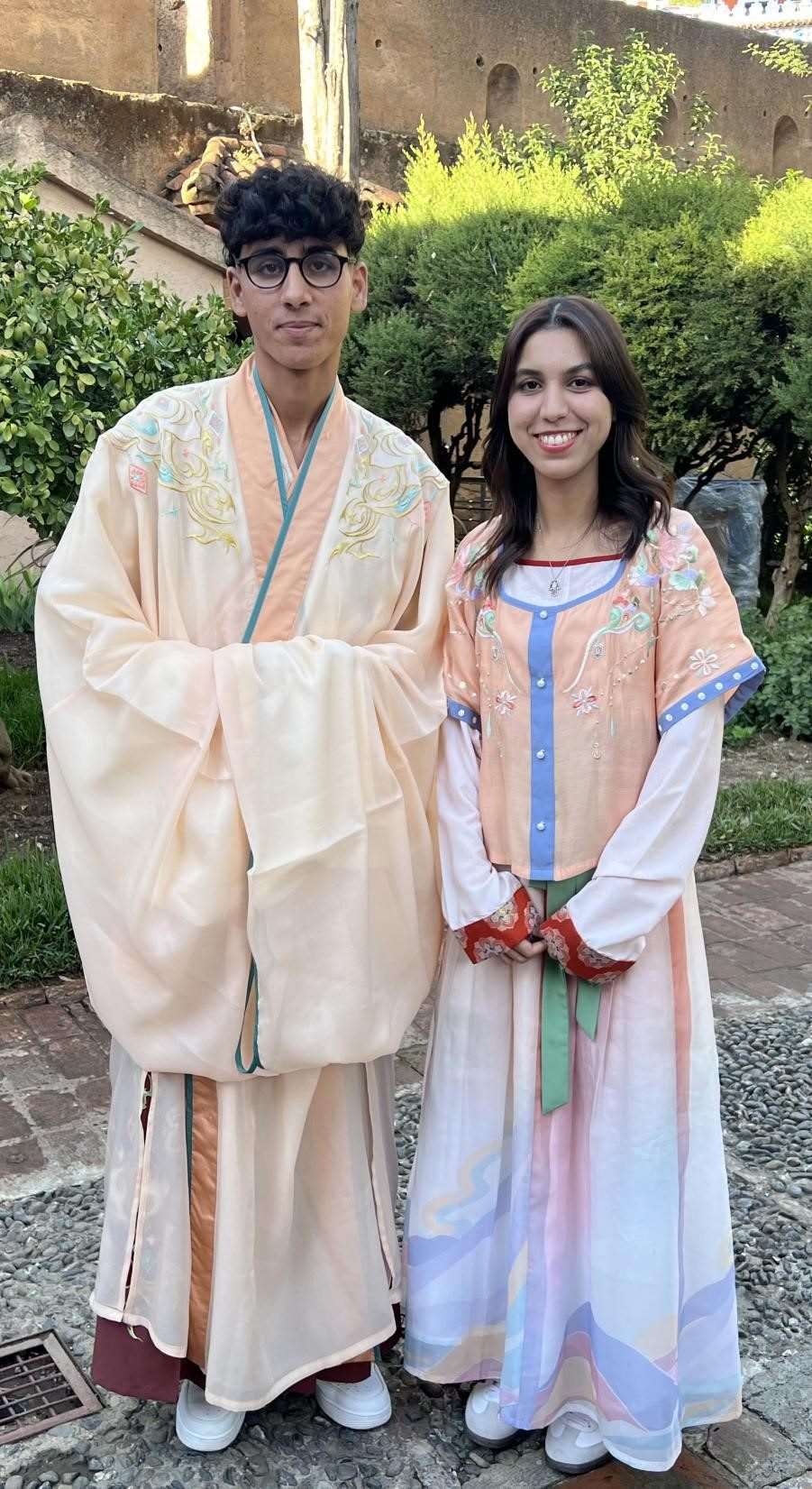 兩位青年試穿中國古代服裝。拉巴特中國文化中心供圖