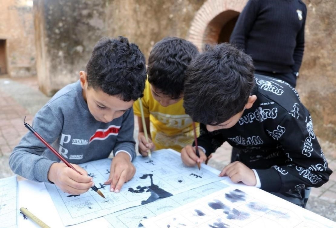 一起學書法。拉巴特中國文化中心供圖