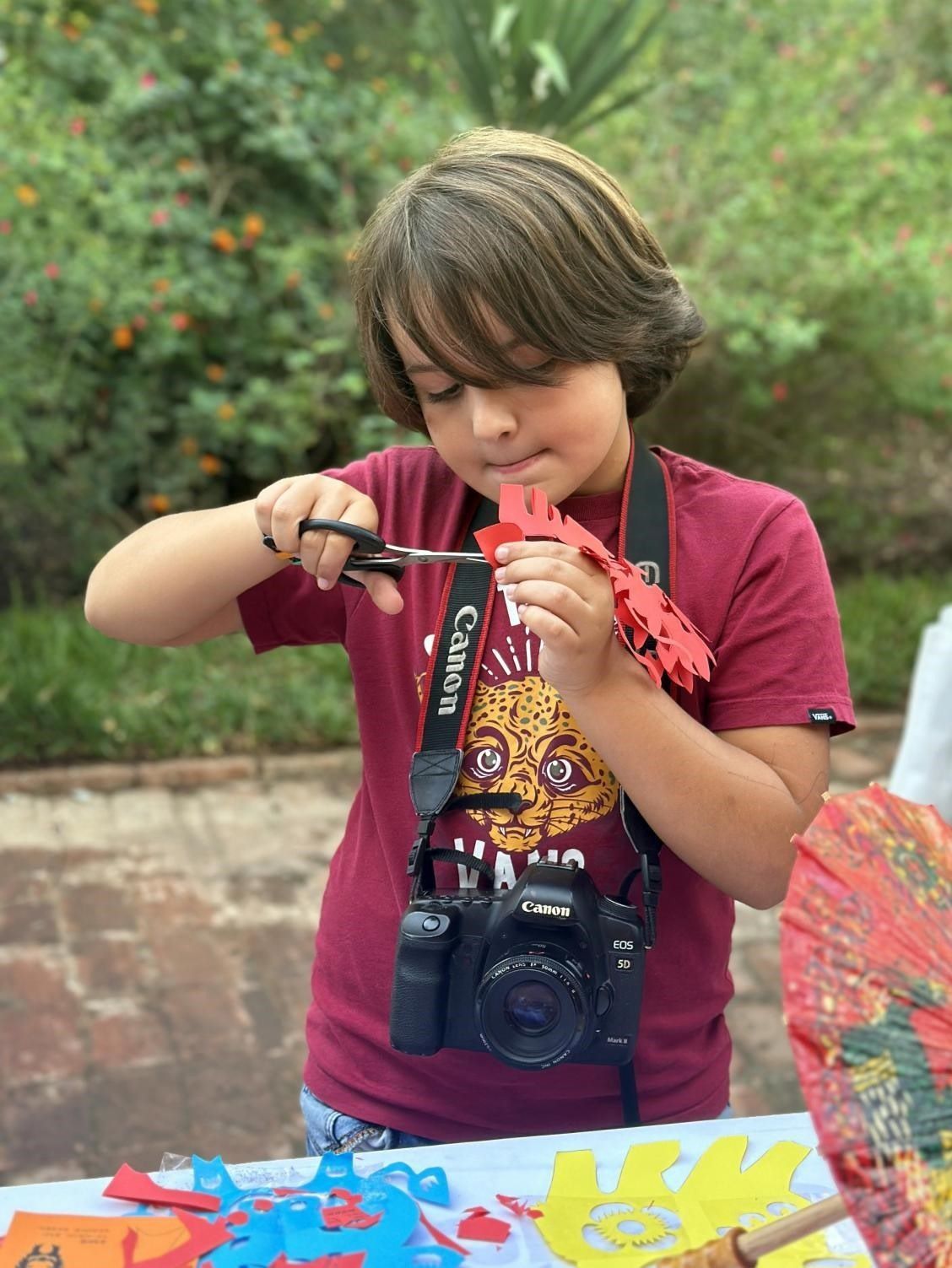 專心致志學剪紙。拉巴特中國文化中心供圖