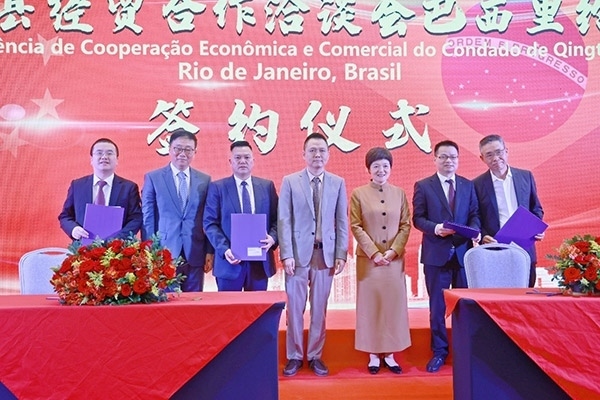 企業(yè)家在活動現(xiàn)場參與項目簽約儀式。人民網(wǎng)記者 陳海琪攝