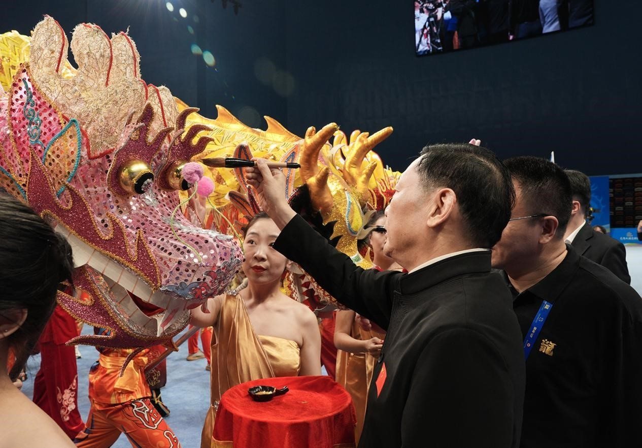 出席開賽儀式的領(lǐng)導(dǎo)及嘉賓共同為參賽龍獅隊(duì)點(diǎn)睛。（受訪者供圖）