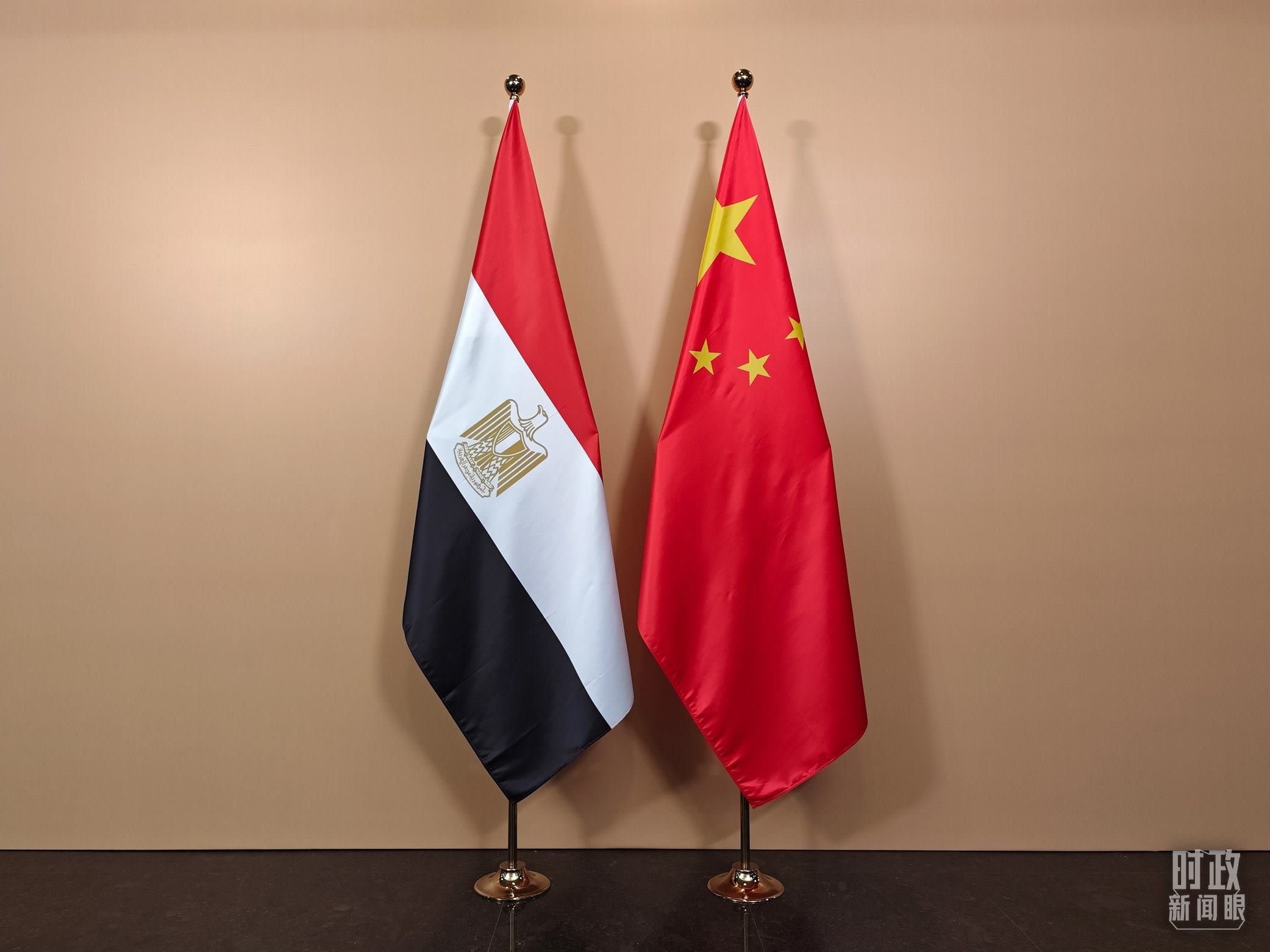 △ 會(huì)見廳外的中國埃及兩國國旗。（總臺央視記者彭漢明拍攝）