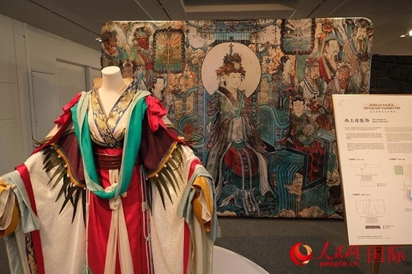 壁畫服飾的實物復刻展示。人民網(wǎng)記者 尚凱元攝
