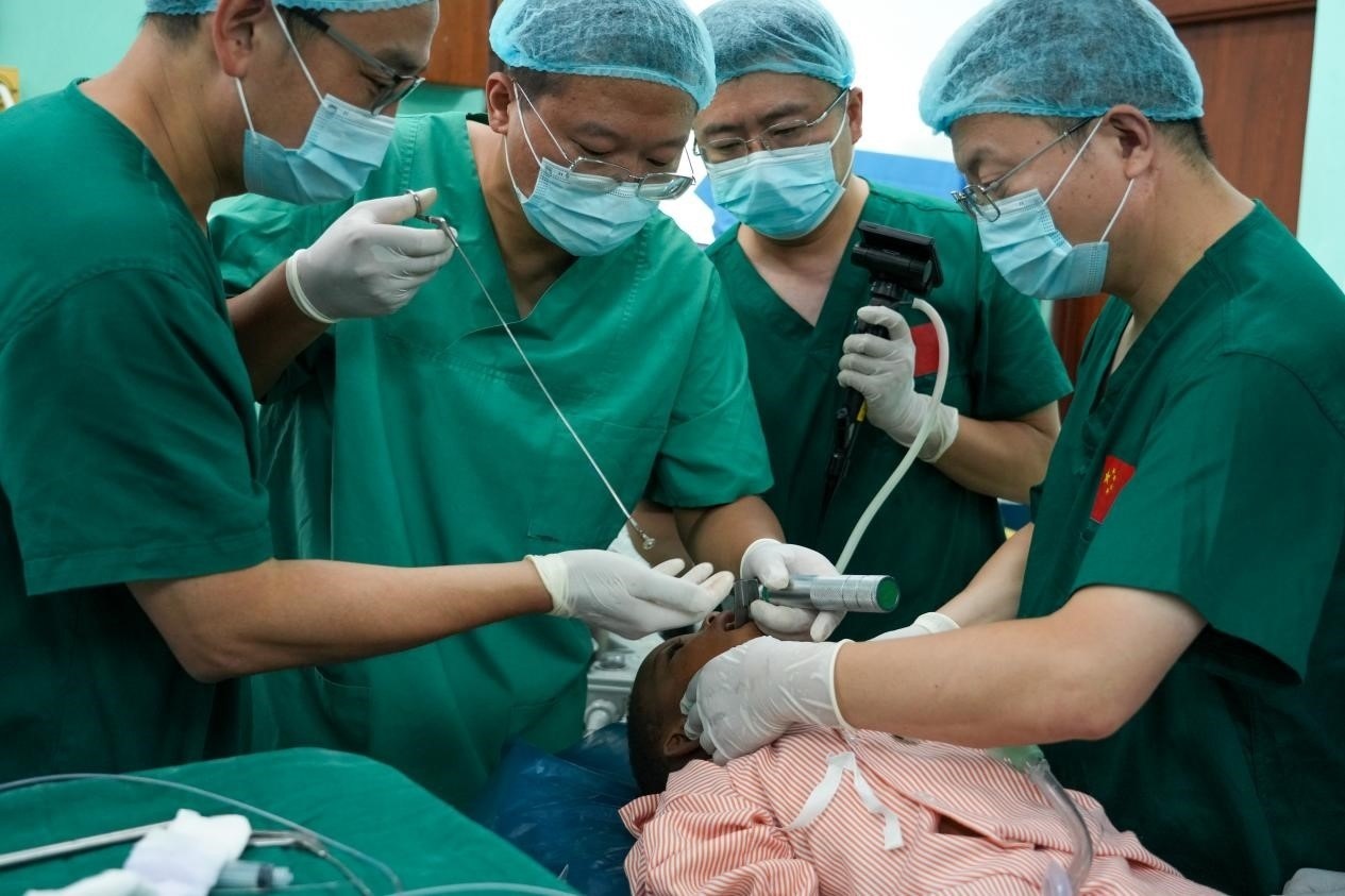 引起患兒窒息的異物被成功取出。中國援桑醫(yī)療隊(duì)供圖