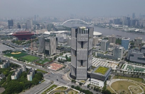 位于中國(guó)上海浦東新區(qū)世博園區(qū)的金磚國(guó)家新開(kāi)發(fā)銀行總部大樓（2022年6月17日攝，無(wú)人機(jī)照片）。新華社記者方喆攝