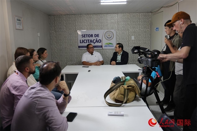 巴西東北部北里奧格蘭德州若昂卡馬拉市市長馬諾埃爾·貝爾納接受聯(lián)合采訪團采訪。 人民網(wǎng)記者 時元皓攝