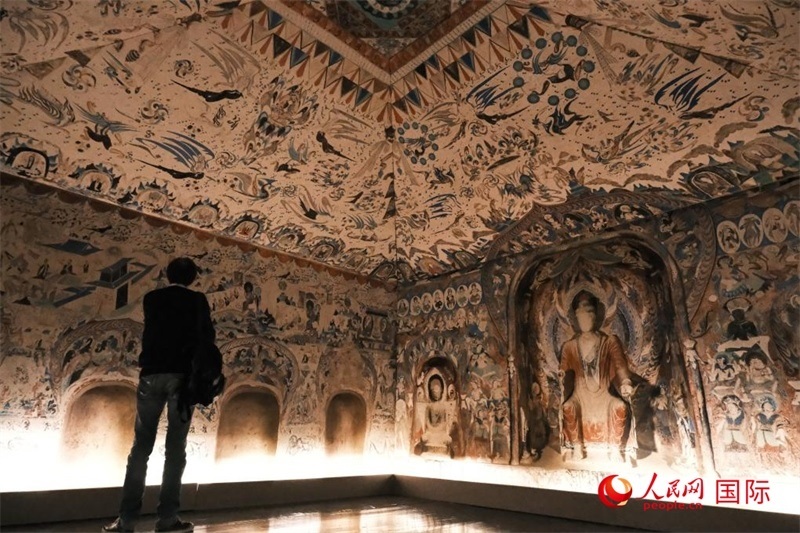 觀眾仿佛置身于數(shù)字復(fù)原的敦煌第285窟。人民網(wǎng)記者 尚凱元攝 