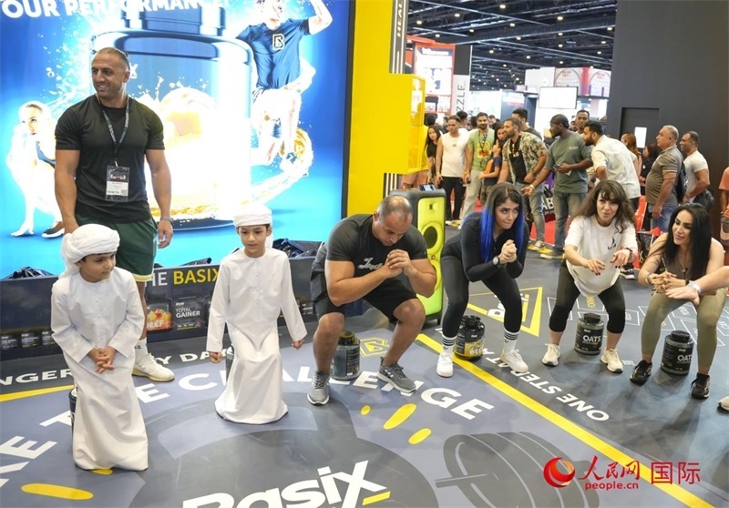 觀眾參加“蹲馬步”比賽。人民網(wǎng)中東中心分社塔里克·易卜拉欣攝