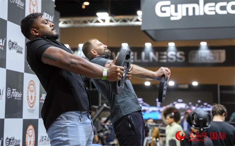 觀眾參加舉重物比賽。人民網(wǎng)中東中心分社塔里克·易卜拉欣攝