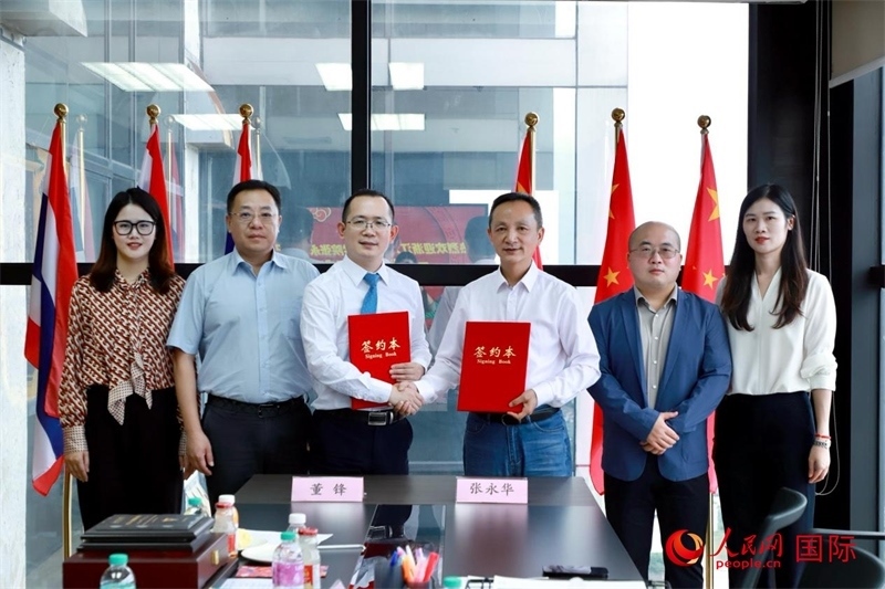 會(huì)談現(xiàn)場(chǎng)。左三為泰中僑商聯(lián)合會(huì)副主席董峰；右三為浙江大學(xué)光華法學(xué)院黨委書記張永華。人民網(wǎng)記者 簡(jiǎn)承淵攝