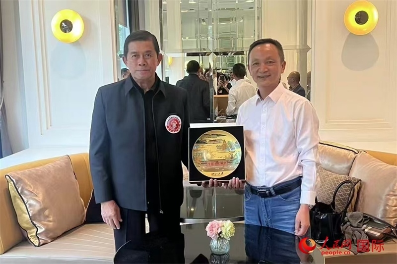 泰中友好協(xié)會(huì)會(huì)長(zhǎng)、泰國(guó)前副總理功·塔帕朗西（左一）會(huì)見浙大團(tuán)組一行。人民網(wǎng)記者 簡(jiǎn)承淵攝