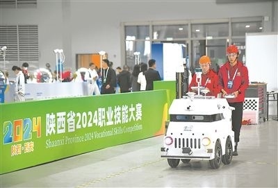 參賽選手在陜西省2024職業(yè)技能大賽新能源汽車智能化技術(shù)賽項比賽中。新華社記者 張博文攝