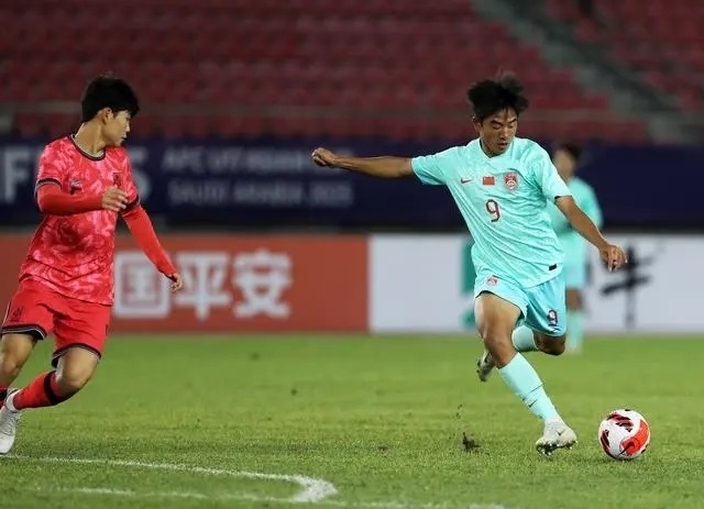 國少隊(duì)球員魏祥鑫（右）比賽中傳球。新華社記者 李鋼攝