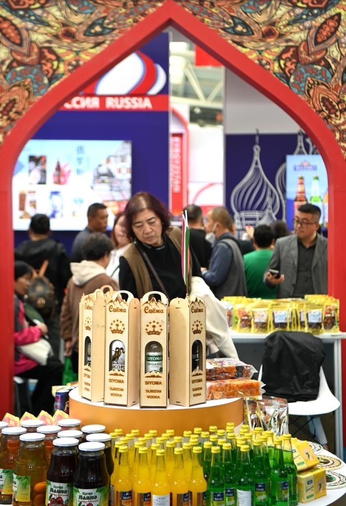 10月25日，觀眾在楊凌農(nóng)高會(huì)上合組織國(guó)家農(nóng)業(yè)展區(qū)了解農(nóng)產(chǎn)品。新華社記者 鄒競(jìng)一 攝