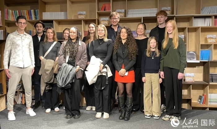 德國(guó)建筑師克里斯托夫·黑塞（右六）和合作者。人民網(wǎng) 鄭蘅夏攝