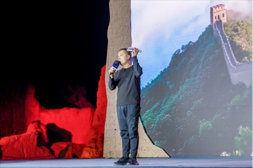 李剛在“何以中國·五星出東方”網(wǎng)絡(luò)主題宣傳活動現(xiàn)場演講。人民視頻供圖