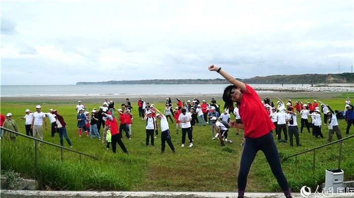 開跑前的熱身運動。人民網(wǎng) 蔣曉辰攝