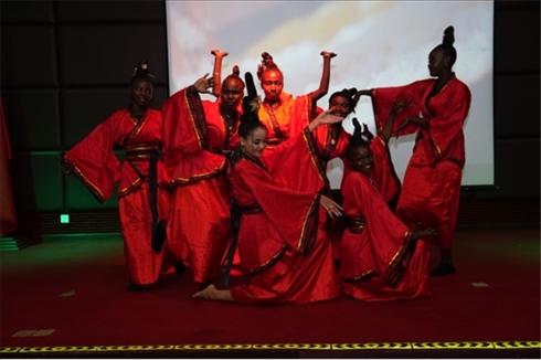 孔子學(xué)院的學(xué)生表演中國(guó)舞《昭君出塞》。主辦方供圖