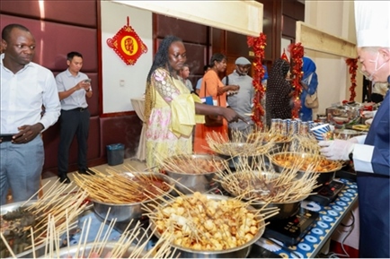 四川麻辣燙也是最愛(ài)乍得朋友們青睞的美食。主辦方供圖