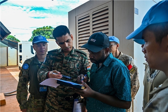 核查發(fā)電設備。鄧原淘攝