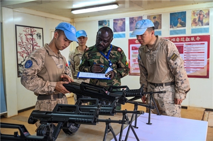 檢查槍支性能。孫千攝