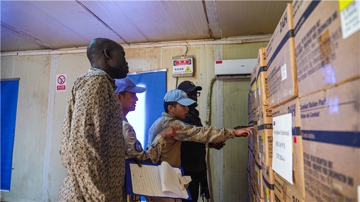 圖7.檢查給養(yǎng)物資。馬騫攝