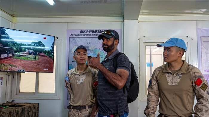 核查官員稱贊。王軍杰攝