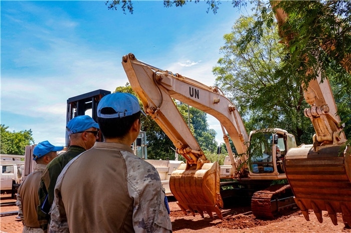 檢查裝備性能。謝坤攝