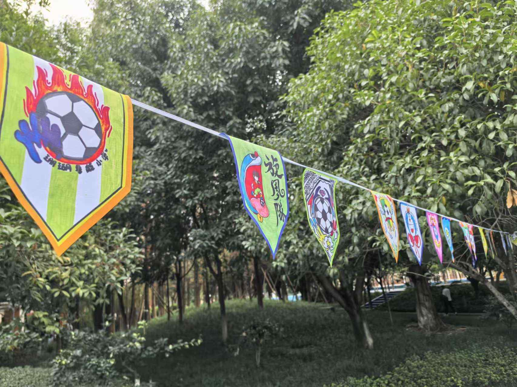 珊瑚魯能小學(xué)學(xué)生們手繪的“班超”隊(duì)徽。 人民網(wǎng)記者 楊磊攝