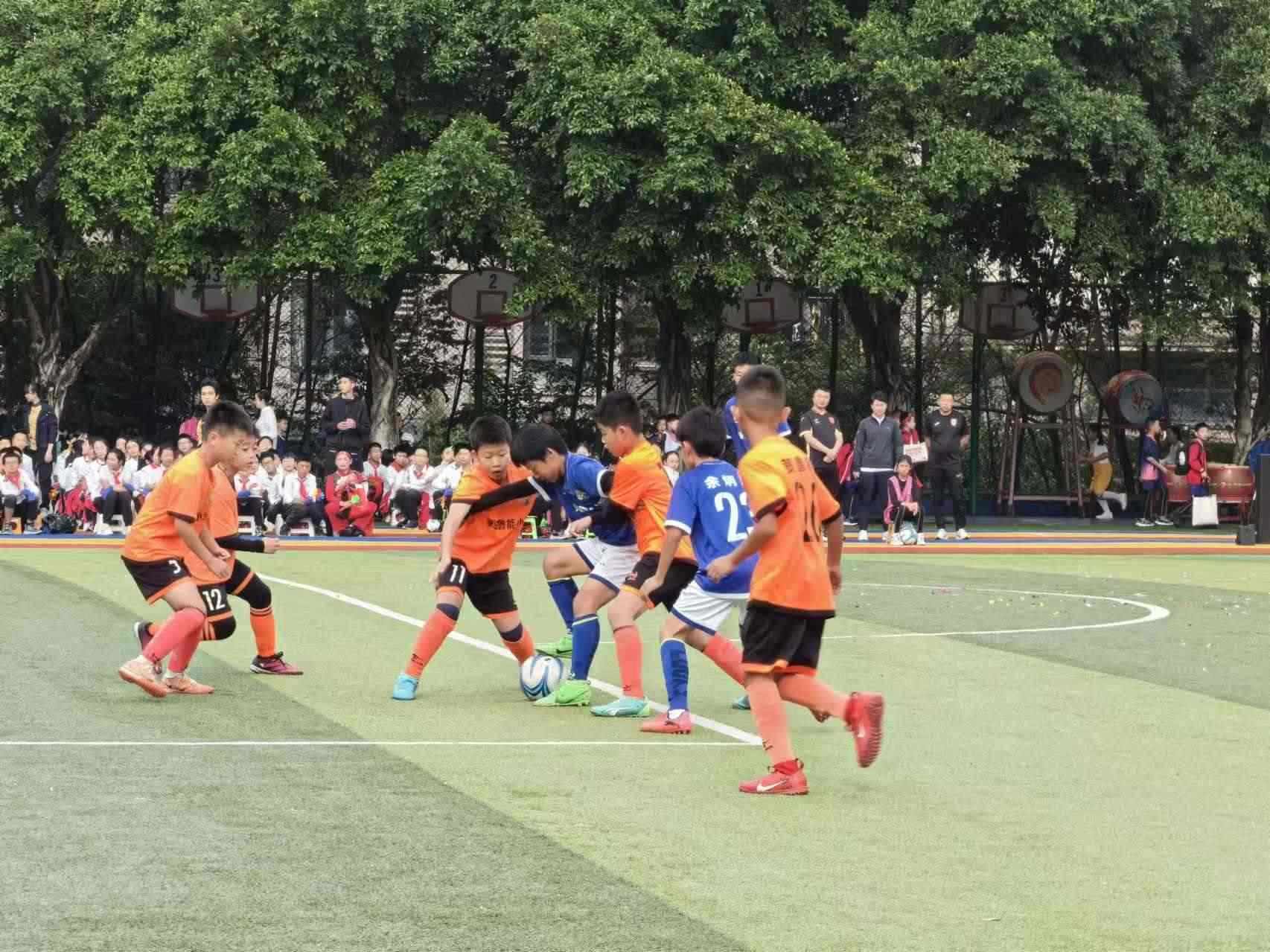 珊瑚魯能小學(xué)的學(xué)生們?cè)谶M(jìn)行足球比賽。 人民網(wǎng)記者 楊磊攝