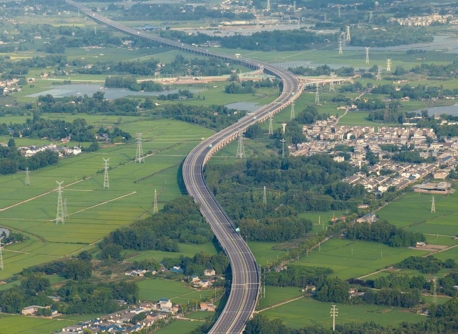 俯瞰四川天府新區(qū)至邛崍高速公路一角（2024年7月2日攝，無(wú)人機(jī)照片）。新華社記者 江宏景 攝