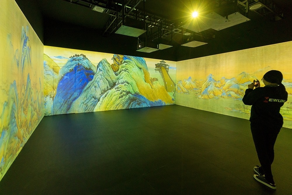 2019年1月29日，上海，市民在“千里江山圖科技藝術(shù)展”上參觀北宋名畫《千里江山圖》的AR全景展示并打卡拍照。