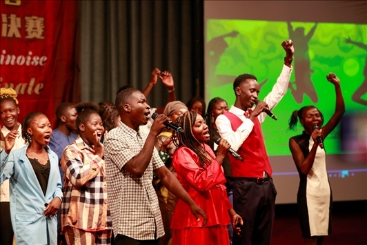 孔子學(xué)院的同學(xué)們演唱中文歌曲《明天會(huì)更好》。中國(guó)石油非洲公司供圖