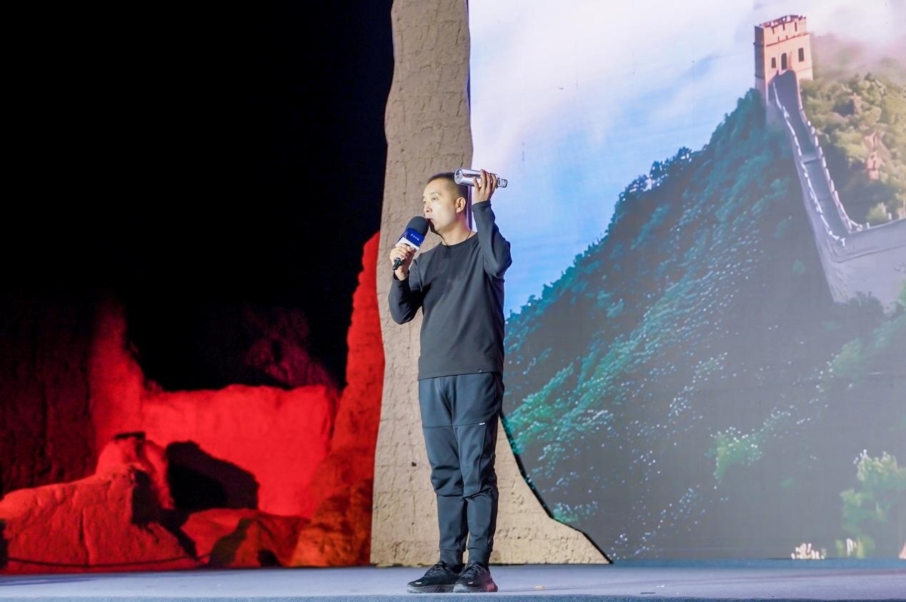 李剛在“何以中國·五星出東方”網絡主題宣傳活動現(xiàn)場演講。人民視頻供圖