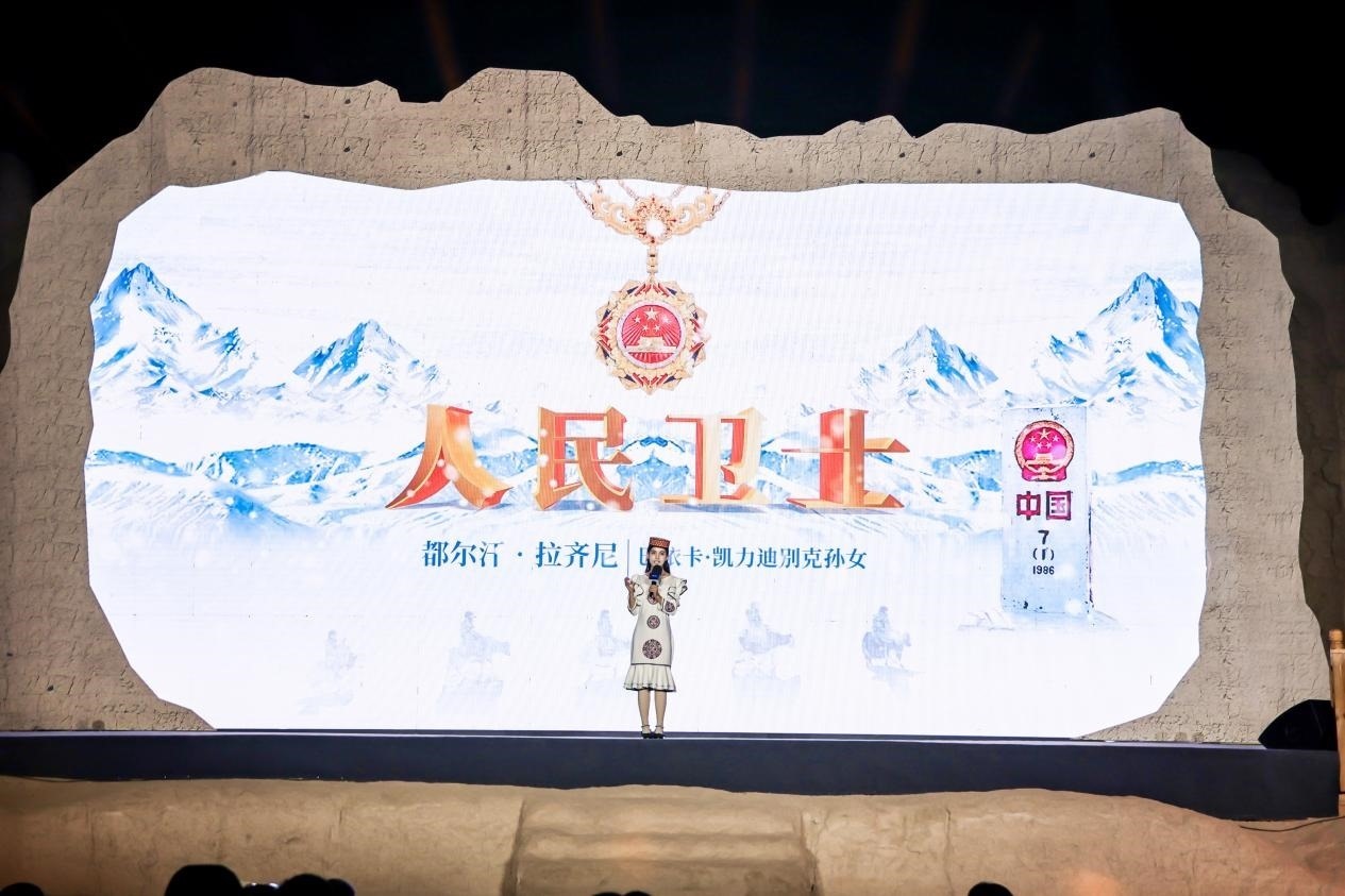 都爾汗·拉齊尼在“何以中國·五星出東方”網絡主題宣傳活動現(xiàn)場演講。人民視頻供圖