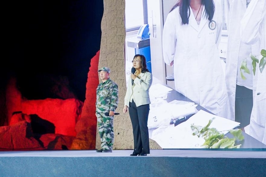 吳翠云（右一）在“何以中國·五星出東方”網絡主題宣傳活動現(xiàn)場演講。人民視頻供圖