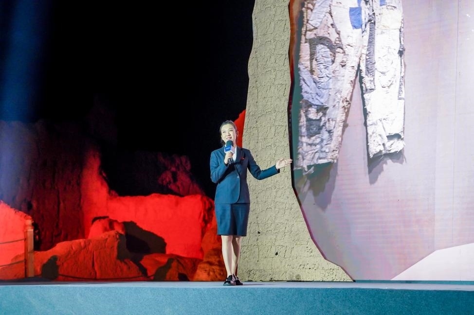 顧晨葉在“何以中國·五星出東方”網絡主題宣傳活動現(xiàn)場演講。人民視頻供圖