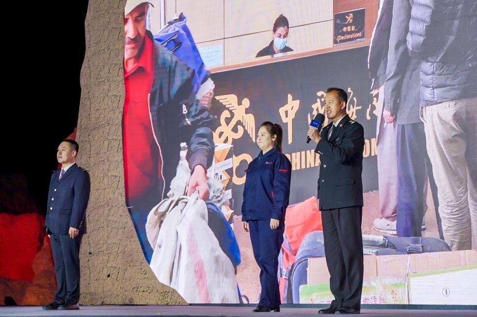 張曉波（右一）在“何以中國·五星出東方”網絡主題宣傳活動現(xiàn)場演講。人民視頻供圖