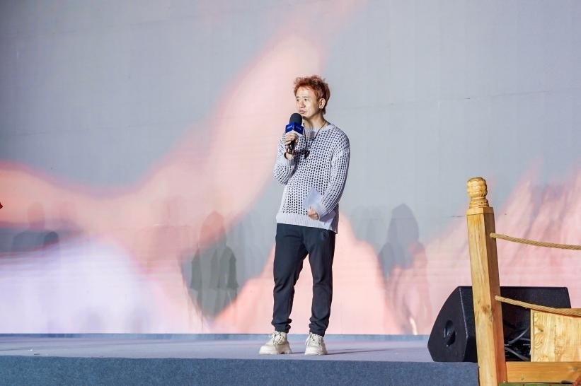 安鐘旭在“何以中國·五星出東方”網絡主題宣傳活動現(xiàn)場演講。人民視頻供圖