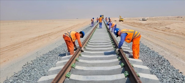 阿提哈德鐵路二期A標項目施工中。中建中東供圖