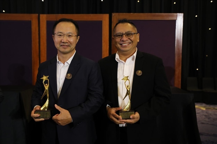 趙志剛與多迪獲獎(jiǎng)后合影。國(guó)能印尼爪哇發(fā)電公司供圖