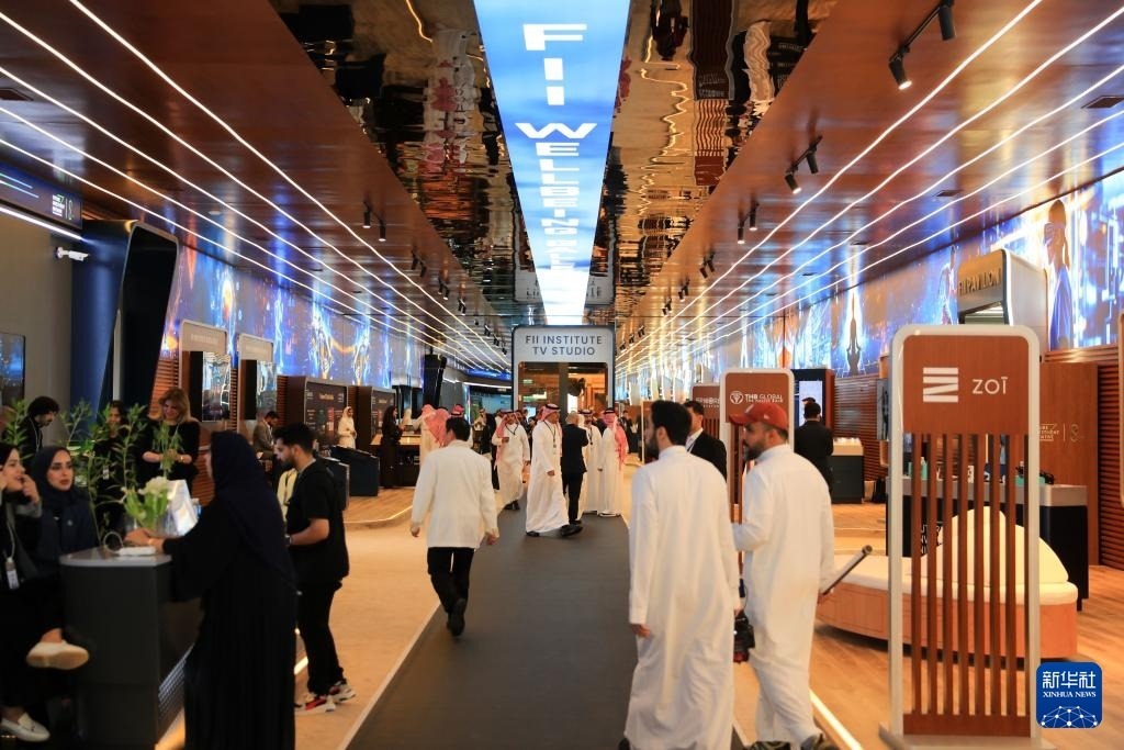 10月31日，在沙特阿拉伯首都利雅得，人們參加第八屆沙特“未來(lái)投資倡議”大會(huì)。新華社記者 隋先凱 攝