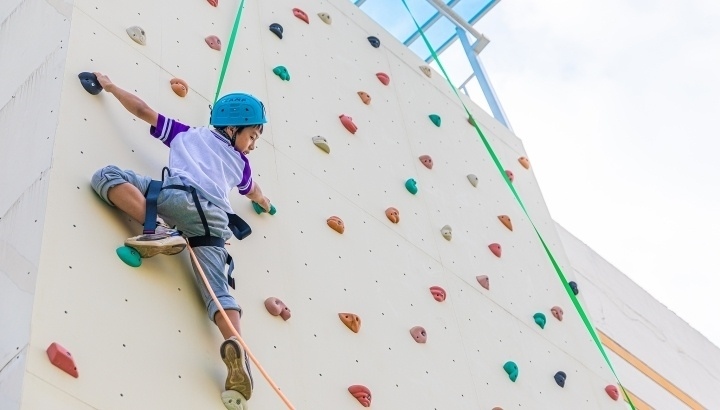 浙江臺州，正在學(xué)習(xí)攀巖課程的小學(xué)生