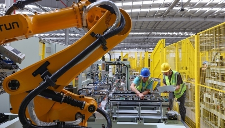 江蘇昆山，智能生產(chǎn)線上人機協(xié)同作業(yè)