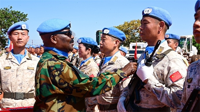 聯(lián)南蘇團西戰(zhàn)區(qū)司令多米尼克準將為維和官兵授勛。孫千攝