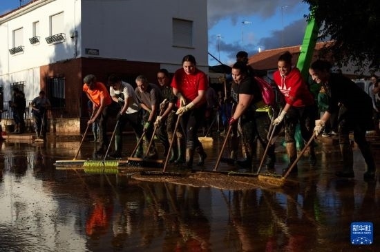 11月2日，居民在西班牙烏鐵爾清理房屋。新華社記者 孟鼎博 攝