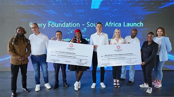 捐贈(zèng)合影。奇瑞國(guó)際南非子公司提供