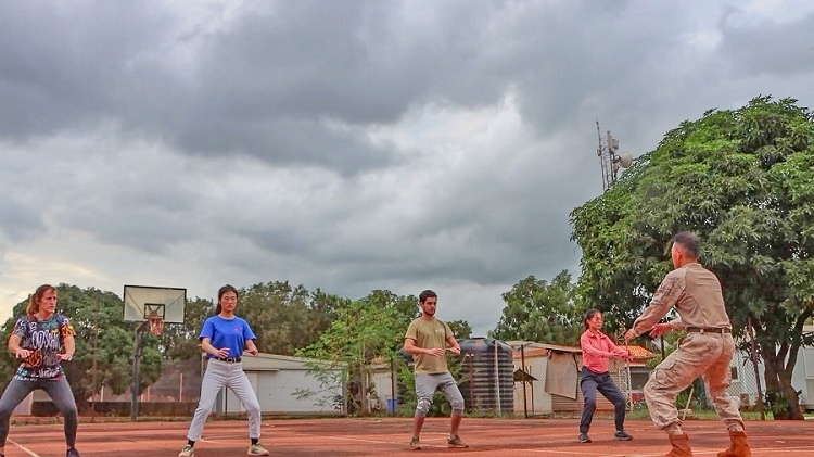 認(rèn)真學(xué)習(xí)動作。孫亞斌 攝