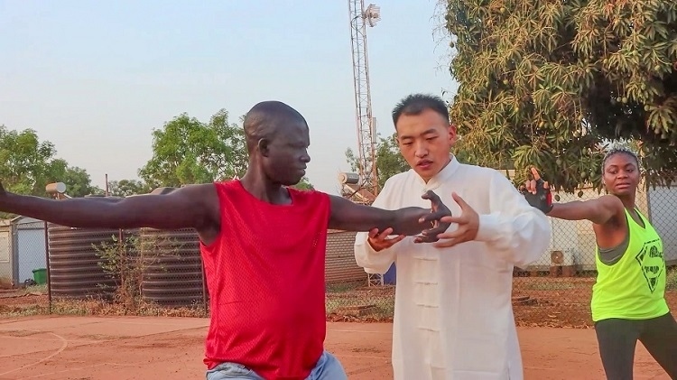 細(xì)心指導(dǎo)動作。馬騫攝